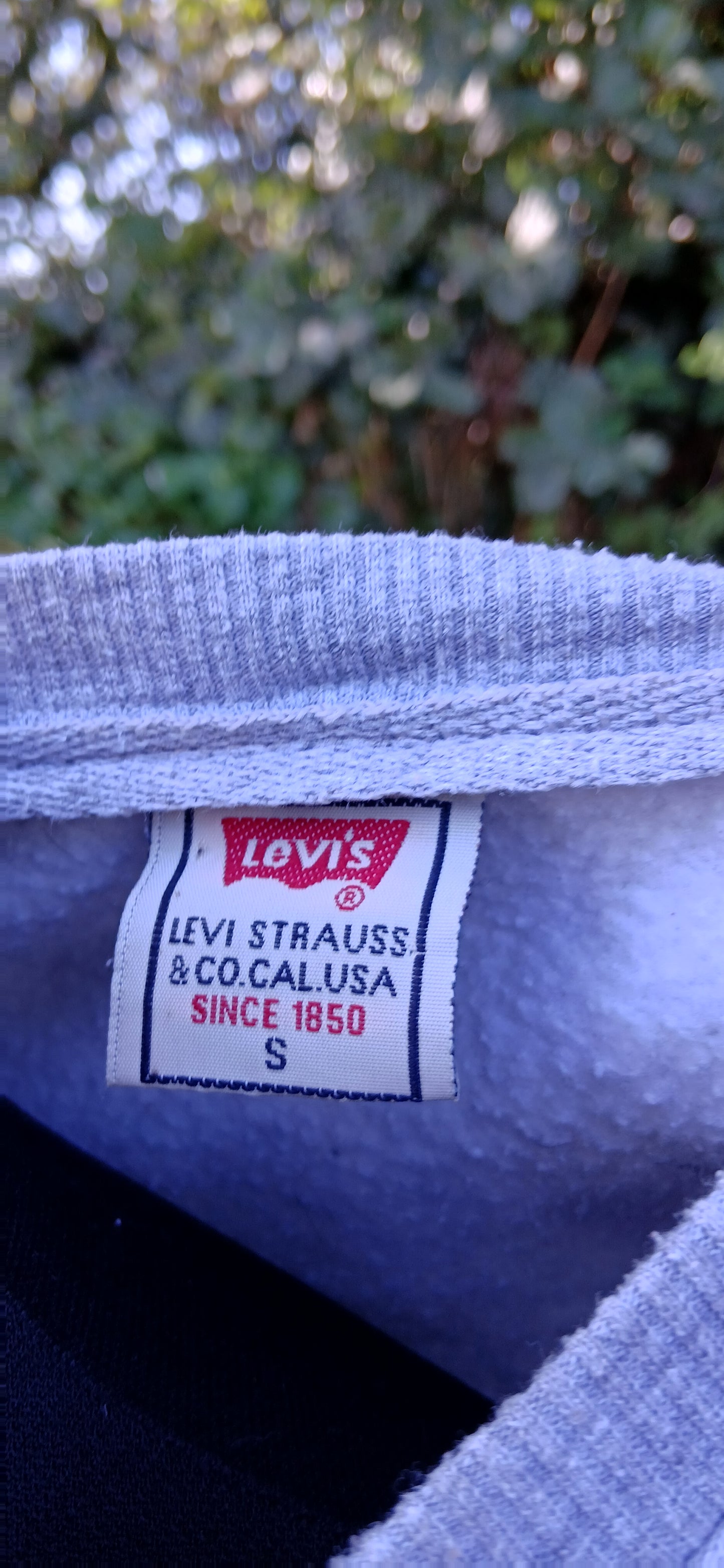 Levis sweater small