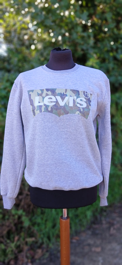 Levis sweater small