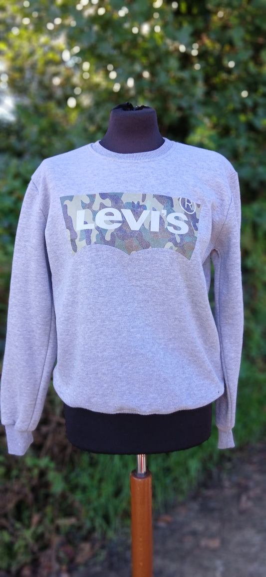 Levis sweater small