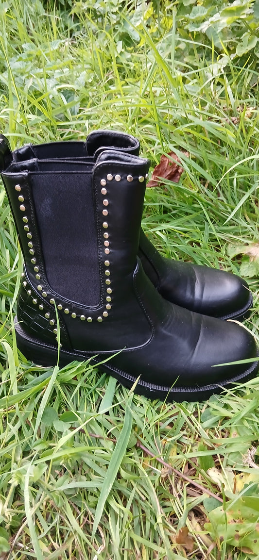 Boots size 4