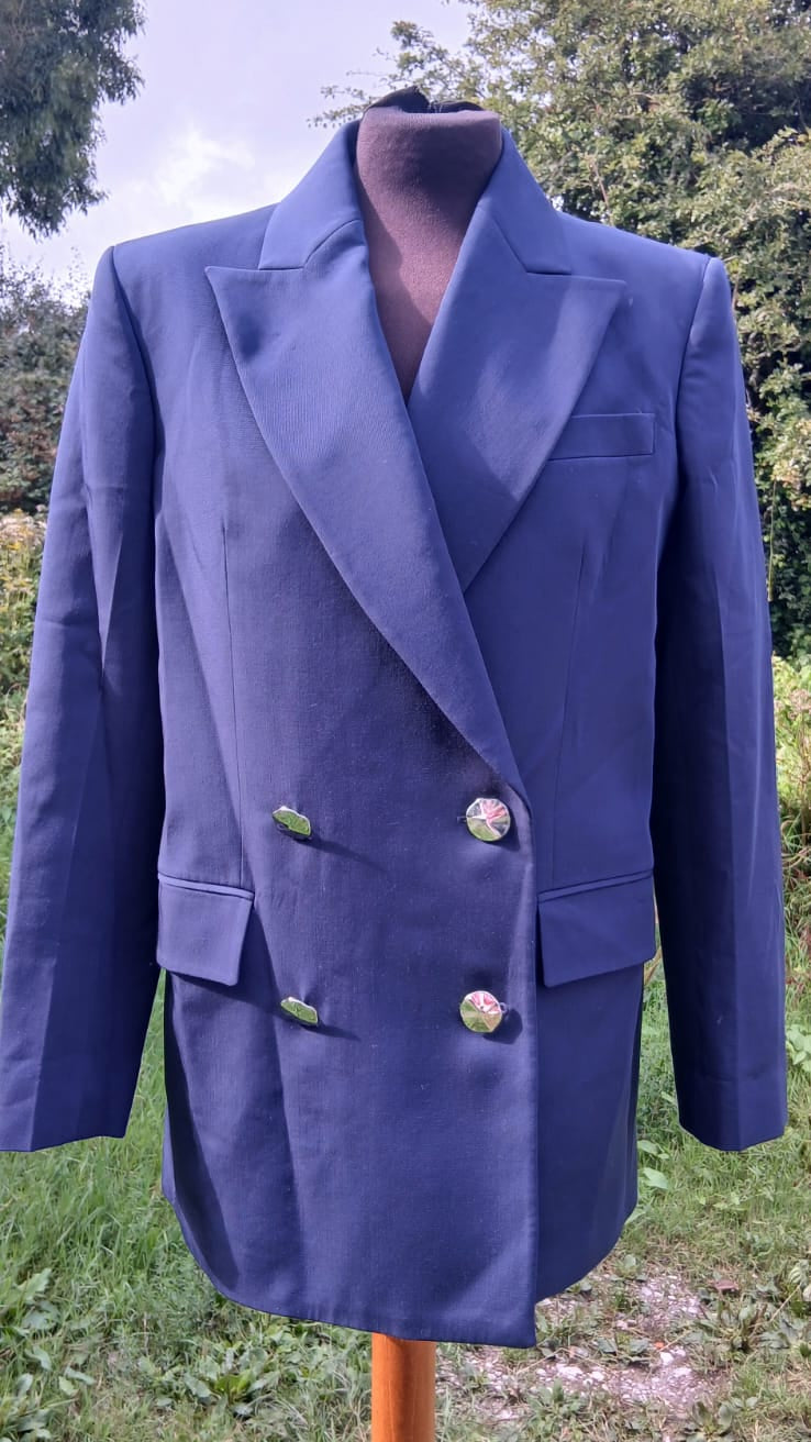 A royal blue double-breasted blazer of the Massimo Dutti brand.