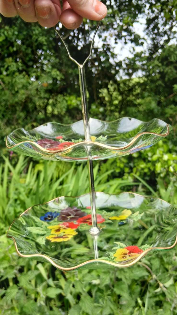 Side view of 2 tier afternoon tean cake stand with elegant gold rim 